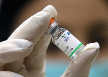 Antes do pedido de uso emergencial no Brasil, a vacina passou por estudos clínicos em países como Argentina, Peru, Emirados Árabes, Egito e China (Foto: Reprodução)