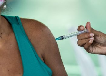 Sem a imunização, idosos tornam-se mais vulneráveis a, se contaminados, desenvolverem sintomas graves da doença (Foto: Thiago Gadelha)