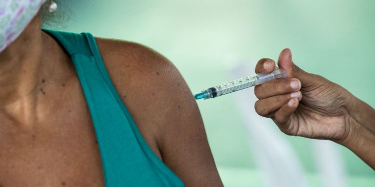 Sem a imunização, idosos tornam-se mais vulneráveis a, se contaminados, desenvolverem sintomas graves da doença (Foto: Thiago Gadelha)