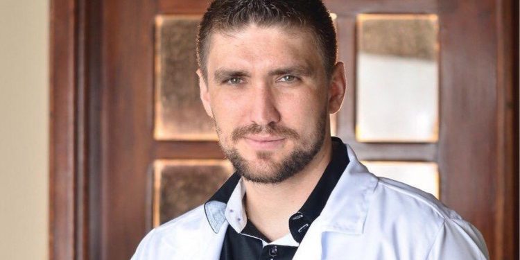 Médico morre após choque durante sessão de fotos com a noiva um dia antes do casamento