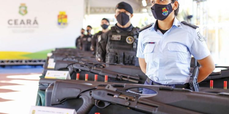 Camilo Santana entrega 844 armas de fogo às Forças de Segurança do Ceará
