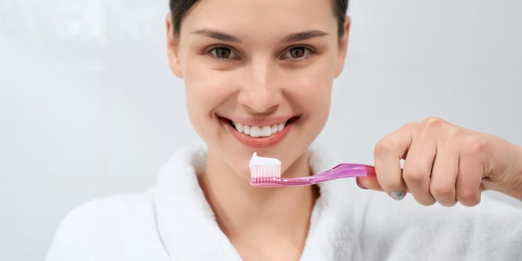 É melhor enxaguar a boca após escovar os dentes ou não?