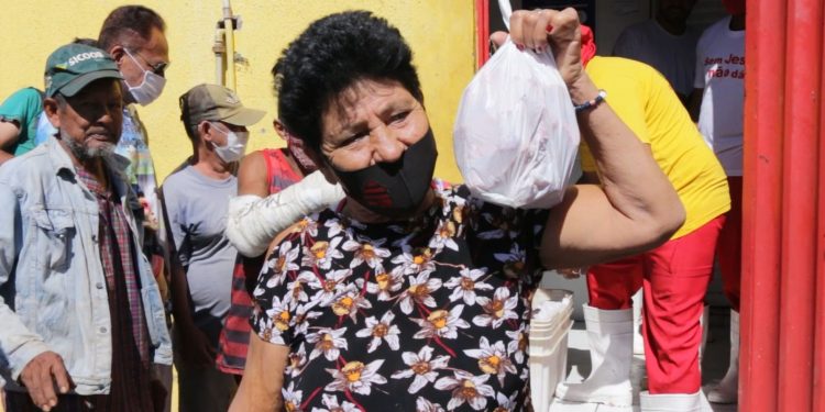 Ossos de boi, arroz e feijão quebrado formam cardápio de um Brasil que empobrece