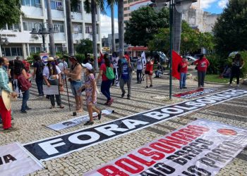 Protesto em Juazeiro do Norte, na Praça da Prefeitura, na manhã deste sábado (3) (Foto: Redes sociais)