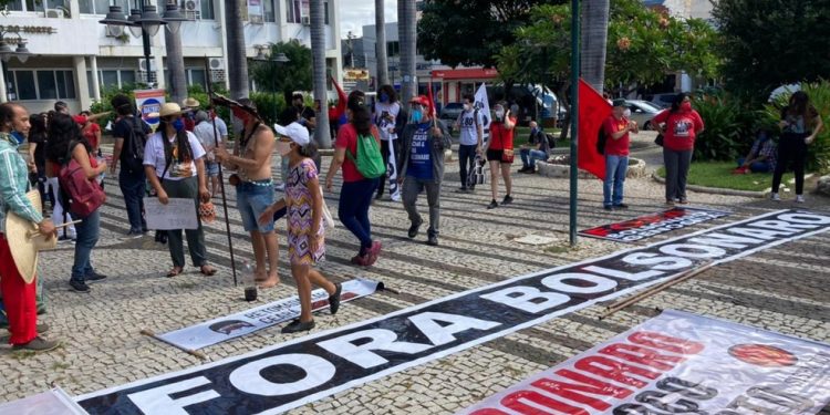 Protesto em Juazeiro do Norte, na Praça da Prefeitura, na manhã deste sábado (3) (Foto: Redes sociais)