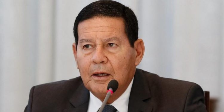 Mourão garante eleição mesmo sem voto impresso: “não somos república de bananas”