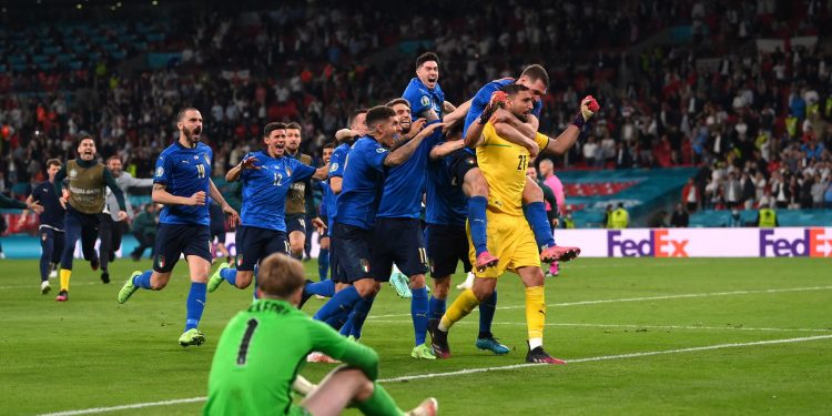 Itália derrota a Inglaterra nos pênaltis em seu ‘templo’ e é campeã da Eurocopa