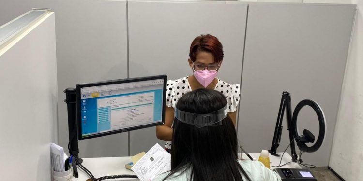 Mulher trans efetiva novo RG com troca de nome no Vapt Vupt de Juazeiro do Norte: ‘nasci de novo’