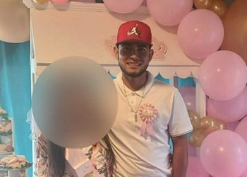 A menina de 12 com o suposto namorado de 24 no que parece ser o chá de bebê (Foto: Reprodução/Daily Mail)