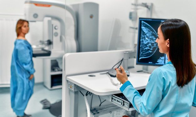 Mulheres que se vacinaram contra Covid-19 devem esperar para fazer mamografia, diz Femama