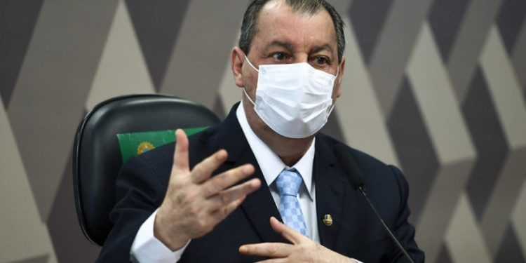 Aziz cobra posicionamento de Bolsonaro sobre acusações do deputado Luis Miranda