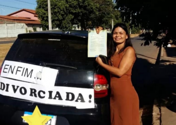 Daiana levou seis anos para conseguir divórcio e fez faixa para comemorar (Foto: Reprodução/TV Anhanguera)