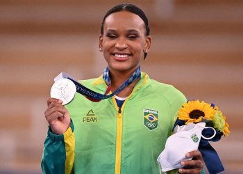 Rebeca Andrade conquistou uma medalha de prata inédita na história da ginástica brasileira (Foto: Martin Bureau/AFP)