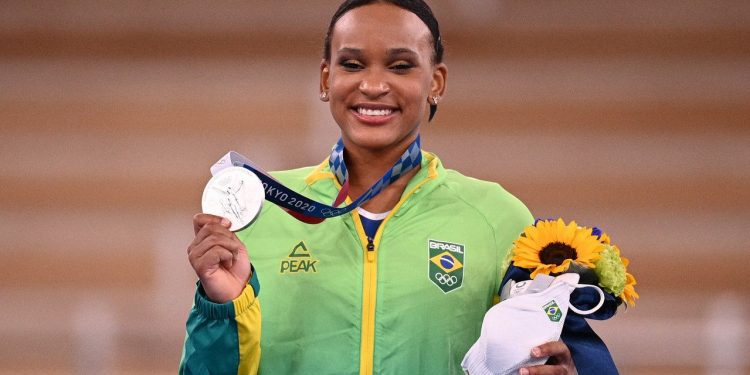 Rebeca Andrade brilha, faz história e conquista medalha de prata em Tóquio