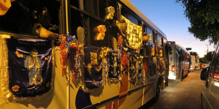 Juazeiro do Norte reduz capacidade de igrejas e proíbe entrada de ônibus com romeiros devido à Covid