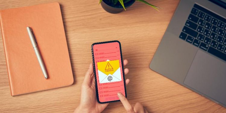 Fique de olho em bateria, apps travando e mensagens estranhas (Foto: Sitthiphong/Getty Images/iStockphoto)