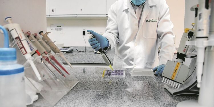 Contra negacionismo e falta de vacinas, Ceará deve impulsionar pesquisa sobre imunizantes após Covid