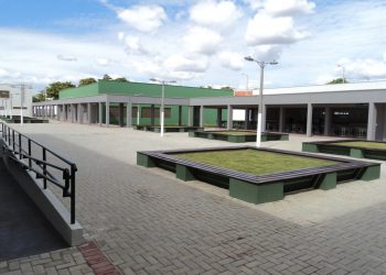 Painéis solares serão instalados em escola no Crato; vistoria técnica é realizada