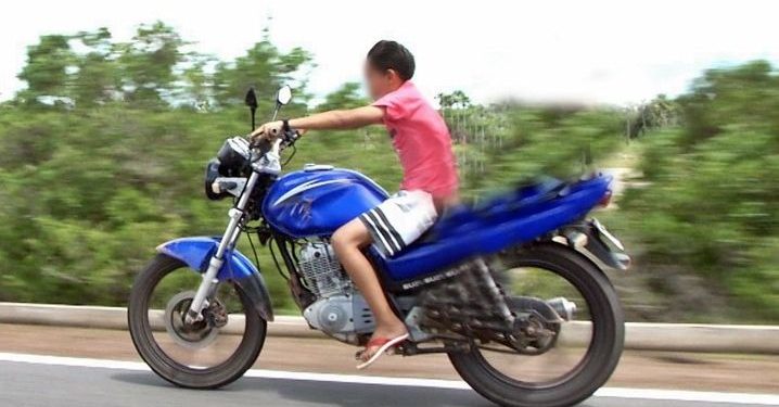 Direção sem habilitação soma 57 mil multas no CE; MP alerta para crianças e adolescentes pilotando