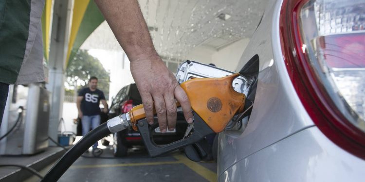Gasolina já é vendida a R$ 7,36; preço médio chega a quase R$ 6
