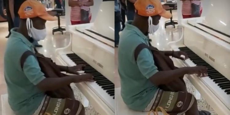Ambulante toca Sinatra em piano de shopping e é contratado como músico