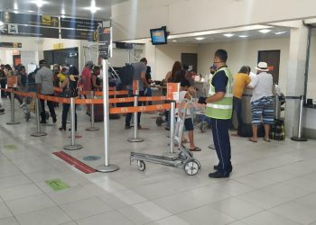 Dezenas de passageiros aguardam no saguão do aeroporto de Juazeiro após voo ser cancelado (Foto: Arquivo)