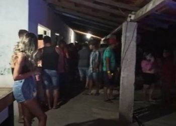 Clientes de bar em Barbalha não usavam máscaras de proteção e desrespeitavam o distanciamento (Foto: Reprodução)