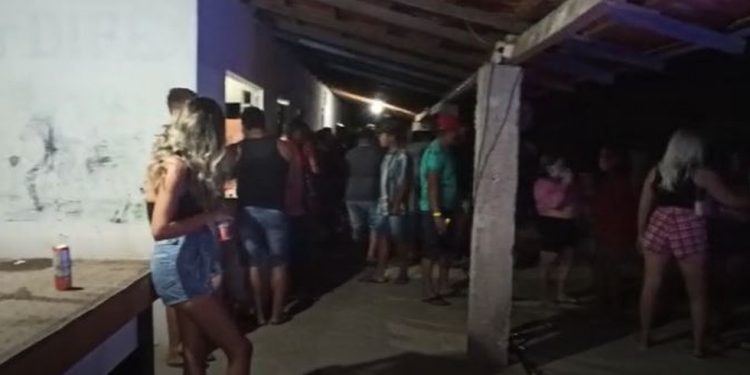 Fiscalização dispersa aglomeração de mais de 100 pessoas durante festa em bar em Barbalha