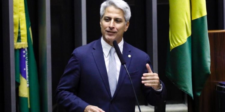 Oposição vai pedir impeachment de Bolsonaro por ataques à democracia, diz deputado