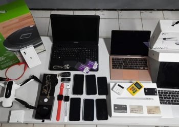 Vários aparelhos eletrônicos, entre ele o celular usado para hackear Camilo Santana, foram apreendidos na casa do suspeito preso (Foto: Divulgação/PCCE)