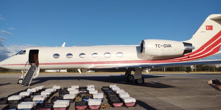 Polícia Federal apreende uma tonelada de cocaína em avião estrangeiro em Fortaleza; vídeo