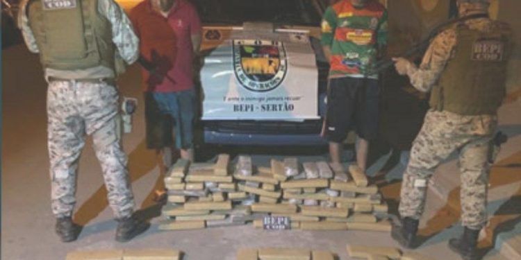 Polícia apreende mais de 137 quilos de maconha em ônibus na BR-116, no município de Milagres (Foto: Divulgação/Polícia Militar)