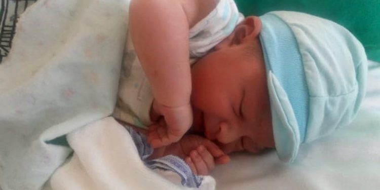 Sem saber que estava grávida, mulher vai a hospital com cólicas e dá à luz um menino