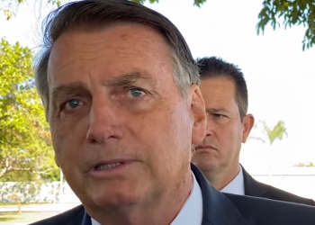 Presidente Jair Bolsonaro em conversa com apoiadores em Brasília (Foto: Reprodução/YouTube)