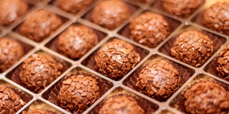 Comer muito açúcar pode causar inflamação, que aumenta risco de doenças; entenda