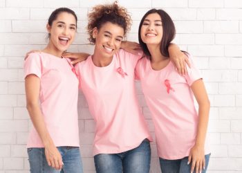 Campanhas de prevenção e conscientização são importantes para a diminuição de mortes por câncer (Foto: Prostock-Studio/iStock)