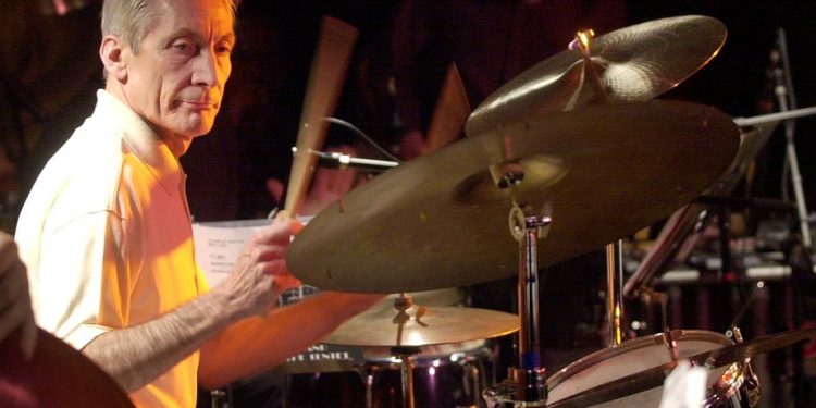 Charlie Watts, baterista do Rolling Stones, morre aos 80 anos