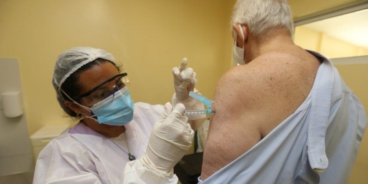 Quase 46 mil idosos do Ceará estarão aptos a tomar dose de reforço contra a Covid-19 em setembro