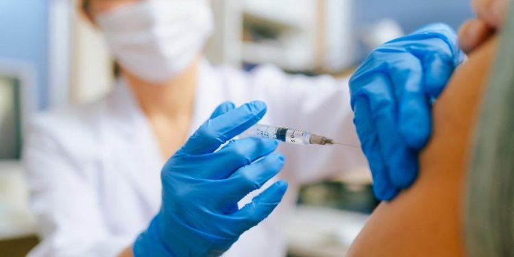 Covid: Brasil bate 50% de vacinados com 1 dose e vê alta de casos no mundo