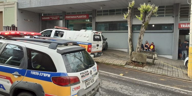 Homem agride, empurra ex-namorada contra carro em movimento e é esfaqueado pela mãe dela