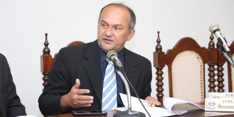 Justiça barra salário de R$ 22 mil a presidente da Câmara Municipal de Juazeiro do Norte