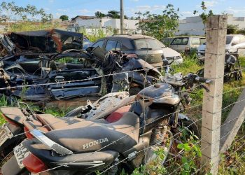 Ao lado da delegacia de Iguatu, carros e motos apreendidas ficam acumulados (Foto: Wandenberg Belém)