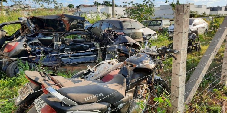 Ao lado da delegacia de Iguatu, carros e motos apreendidas ficam acumulados (Foto: Wandenberg Belém)