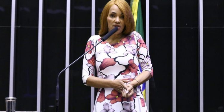 Câmara aprova cassação de Flordelis, acusada de mandar matar o marido