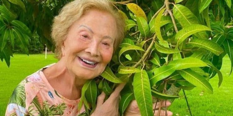 Glória Menezes tem alta após ficar 10 dias internada por Covid-19