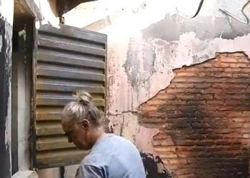 Nair Maria acendeu uma vela em prece para recuperar celular roubado e ao retornar da delegacia encontrou a casa pegando fogo, em Juazeiro do Norte (Foto: Reprodução)