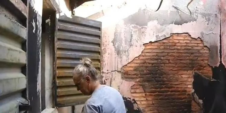 Casa é incendiada após idosa acender vela em oração para recuperar celular roubado, em Juazeiro do Norte