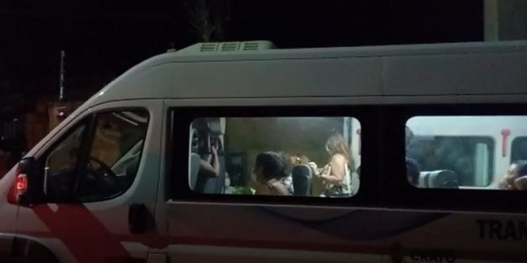 Mulheres encarceradas em clínica no Crato são resgatadas e levadas a centro de reabilitação