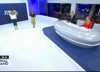 Falha técnica no Jornal da Band vaza apresentador falando palavrão; assista