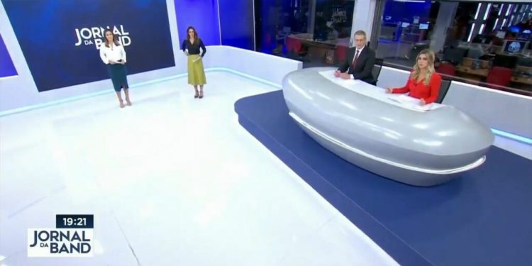 Falha técnica no Jornal da Band vaza apresentador falando palavrão; assista
